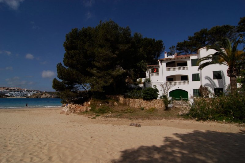 Vista cap als apartaments Jardín Playa des de s'Arenal d'a Castell, a Menorca.