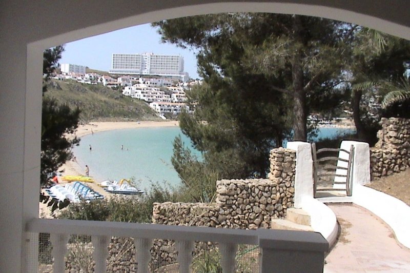 Vista a la playa de Menorca, desde el apartamento Jardín Playa 2.
