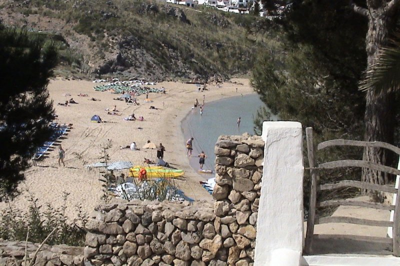 Playa de s'Arenal d'en Castell, en Menorca. Vista desde los apartamentos Jardín Playa.