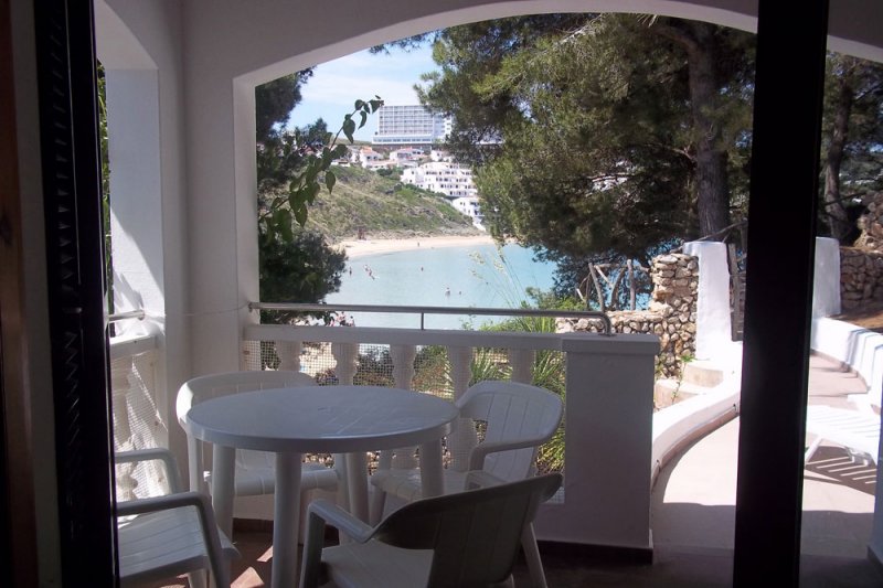 Terraza con vistas a s'Arenal d'en Castell desde el salón del apartamento Jardín Playa 2.
