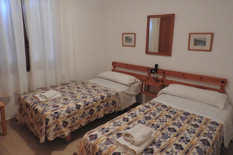 Room with two single beds of the Jardín Playa 2 apartment.