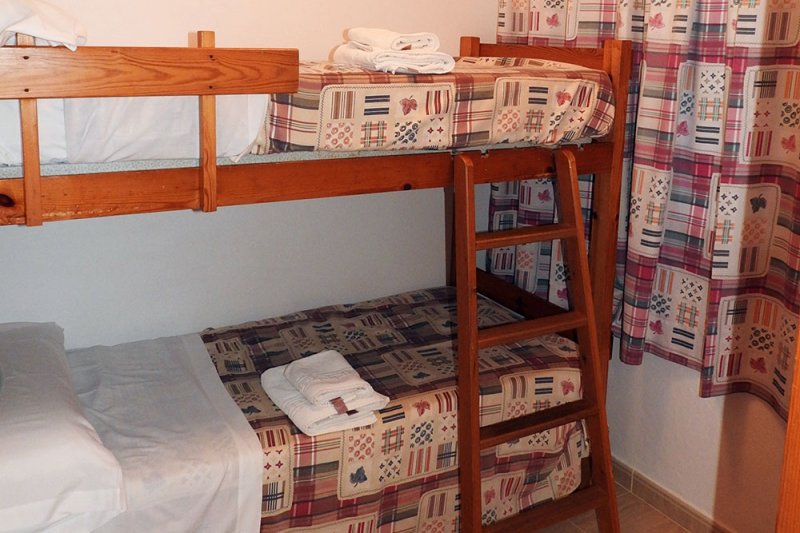 Room with bunk beds in the Jardín Playa 2 apartment.
