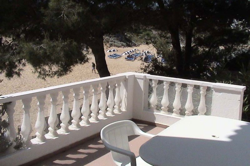 Terraza con vista a la arena de s'Arenal d'en Castell en Menorca.