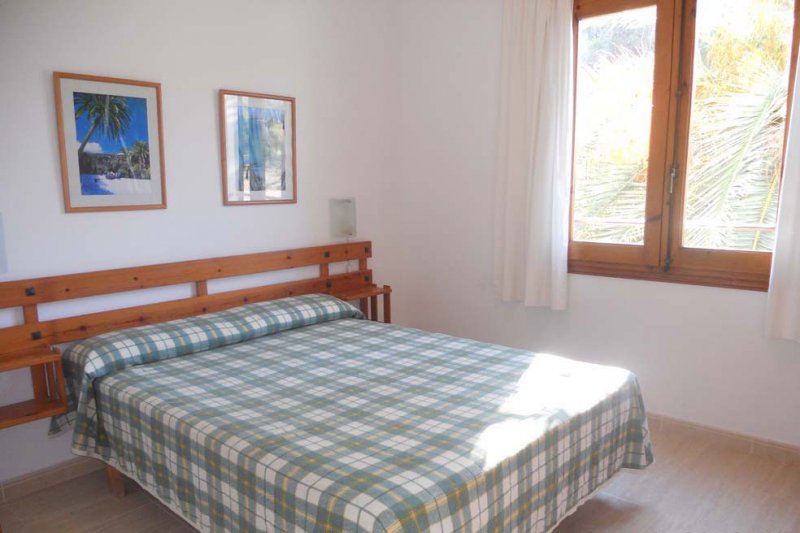 Bedroom with double bed of the Jardín Playa 3 apartment.