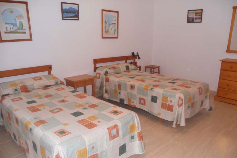 Gran habitació amb dos llits individuals de l'apartament Jardín Playa 3.