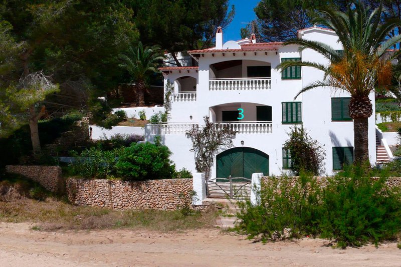 Vista desde fuera, de los apartamentos Jardín Playa en Menorca.