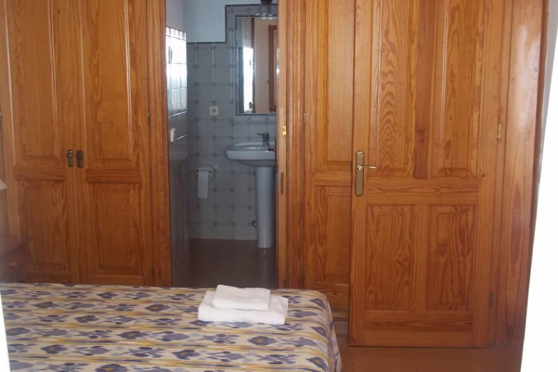 Condícia i cambra de bany accessible des de l'habitació del llit de matrimoni.