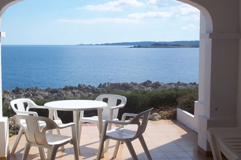 Vistas al mar y costa de Menorca desde la terraza del apartamento Rocas Marinas 2A.