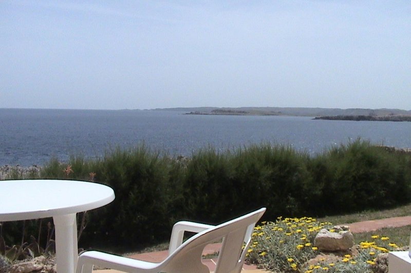 Preciosas vistas desde la terraza del apartamento Rocas Marinas 2A a la costa de Menorca.