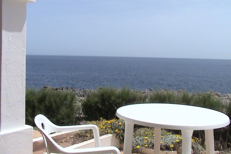 Vista cap al mar de Menorca, des de la terrassa de l'apartament Rocas Marinas 2R.