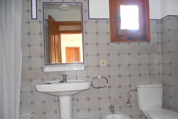 Bathroom and toilet of the Rocas Marinas 2R apartment