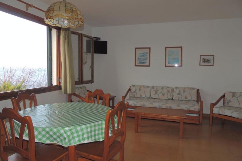 Dining room of the Rocas Marinas 3 apartment.