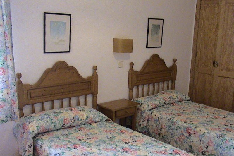 Dormitori amb llits individuals de l'apartament Rocas Marinas 3.
