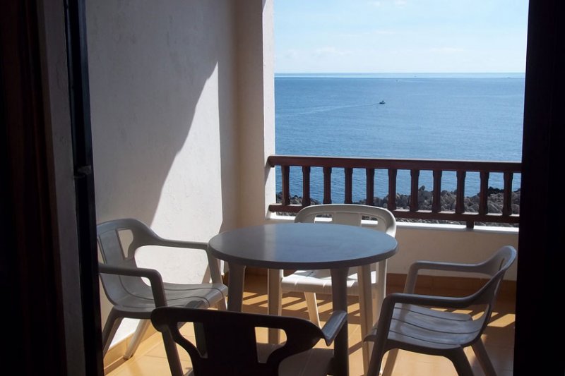 Terrassa amb vista al mar de Menorca, des de l'apartament Rocas Marinas 4.