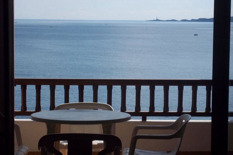 Vista desde la terraza al mar y costa de Menorca , en el apartamento Rocas Marinas 4A.