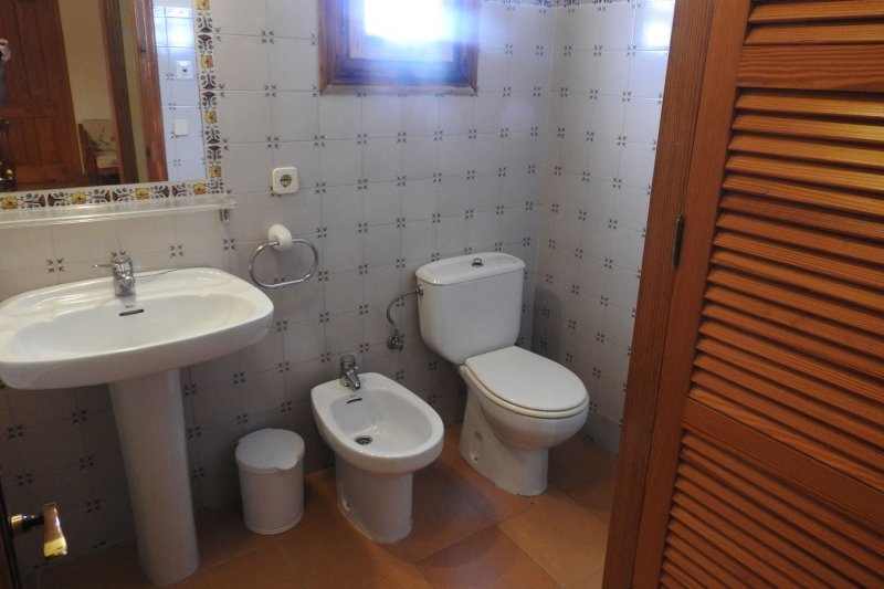 Toilet and bathroom of the Rocas Marinas 4A apartment.