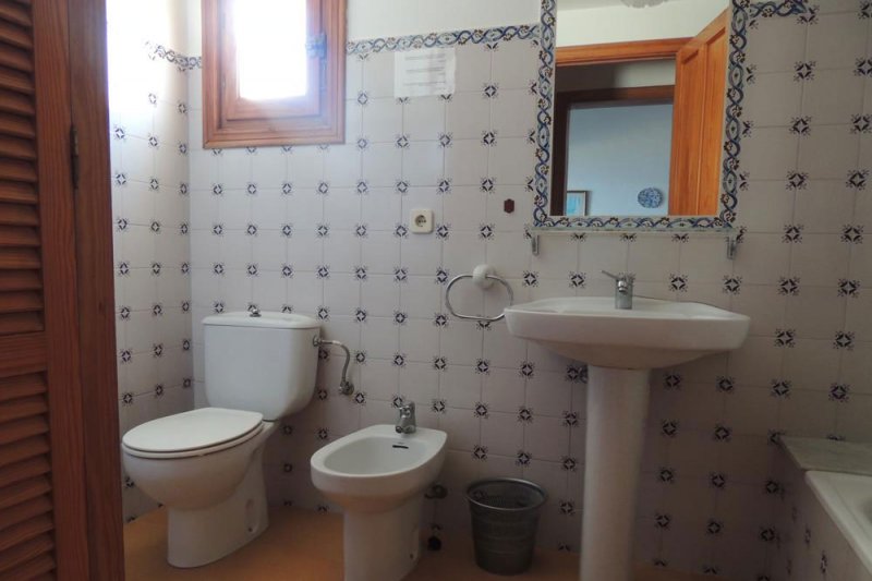 Bathroom and toilet of the Rocas Marinas 4R apartment.