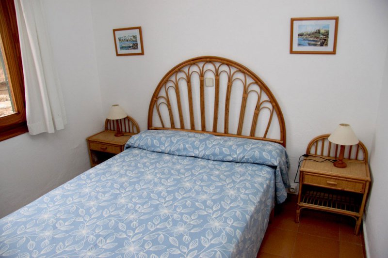 Bedroom and double bed of the apartment Rocas Marinas 7A.