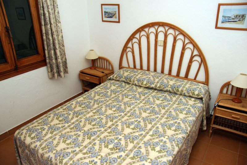 Double bed in master bedroom apartment Rocas Marinas 8A.