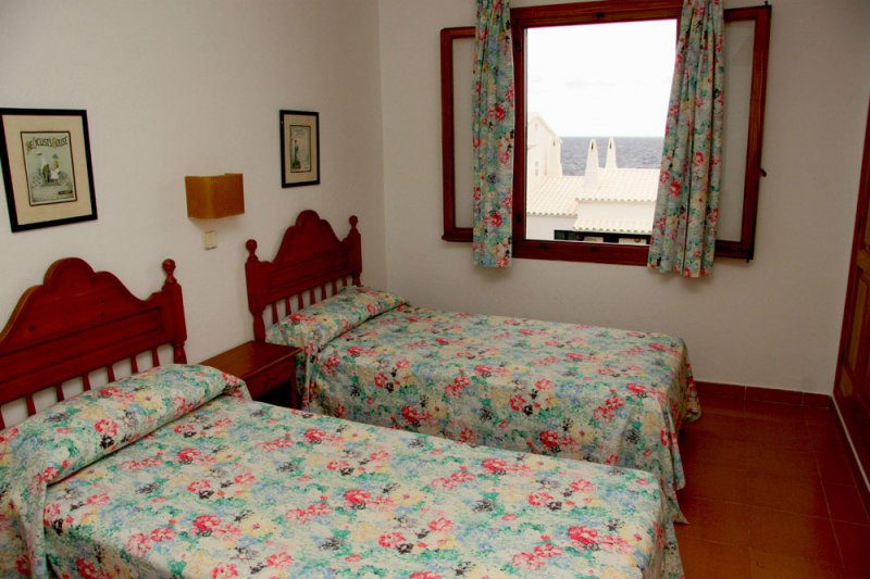 Habitació amb llits individuals de l'apartament Rocas Marinas 8A.