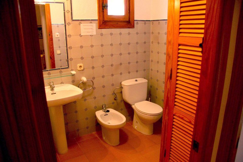 Bathroom and toilet of the Rocas Marinas 8A apartment.