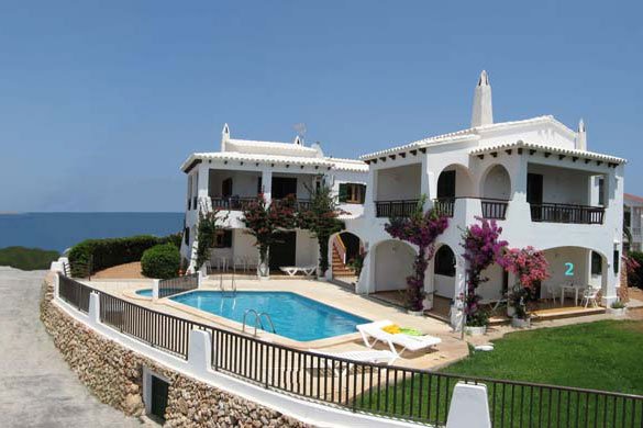 Vista dels apartaments Arco Iris de Menorca, des de fora.