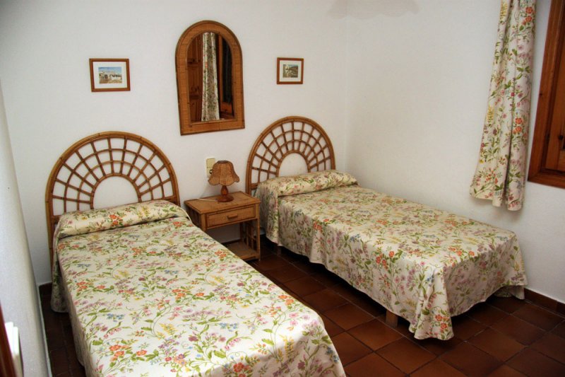 Bedroom with two single beds of the Arco Iris 2 apartment.