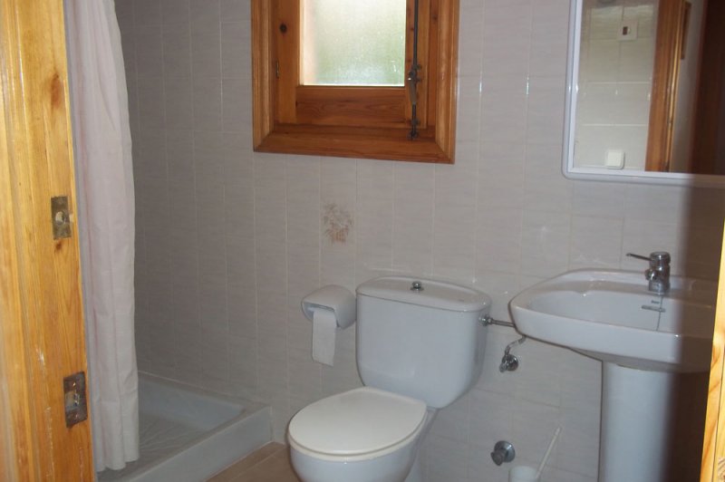 Bathroom and toilet of the Arco Iris 2 apartment.