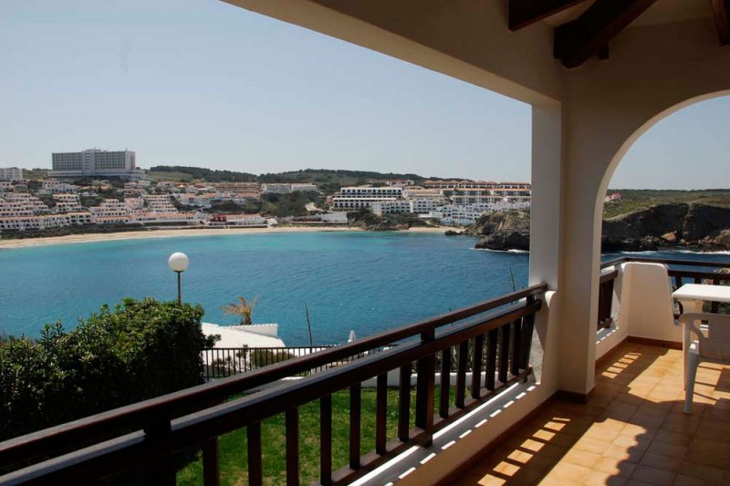Terrace of the Arco Iris 4 apartment, which overlooks the Arenal d'en Castell in Menorca.