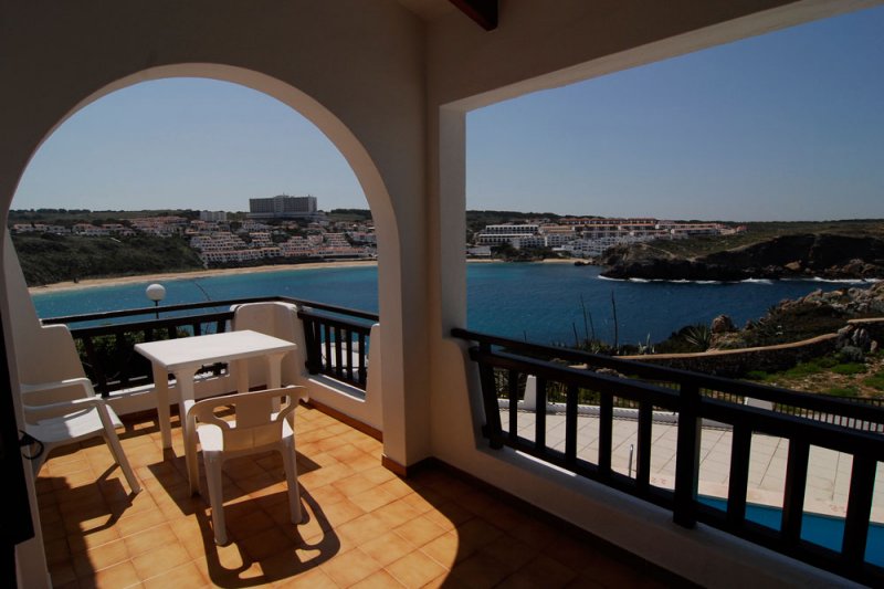 View of the terrace of the Arco Iris 4 apartment, which overlooks the Arenal d'en Castell, in Menorc