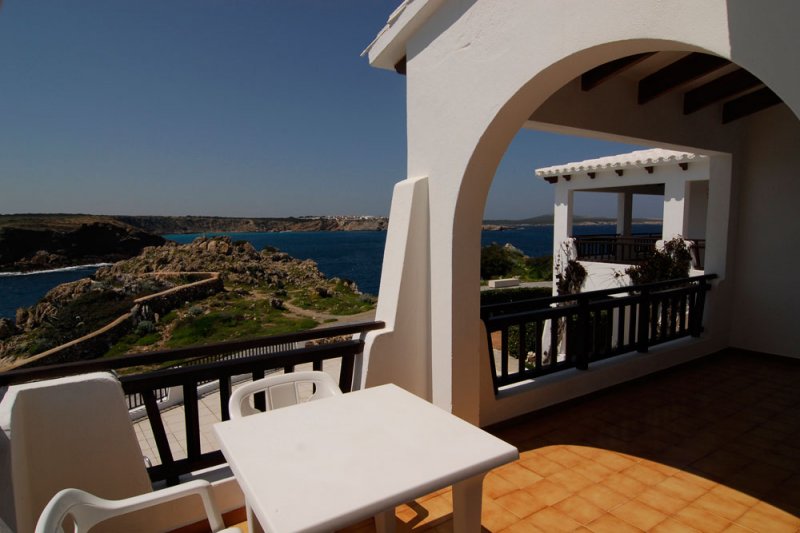 View of the terrace of the Arco Iris 4 apartment, which overlooks the coast of Menorca.