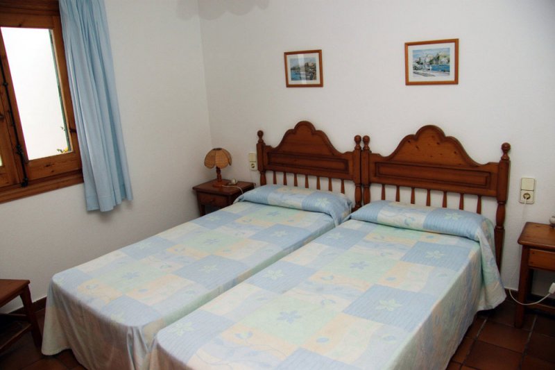 Bedroom with two single beds together of the Arco Iris 4 apartment.