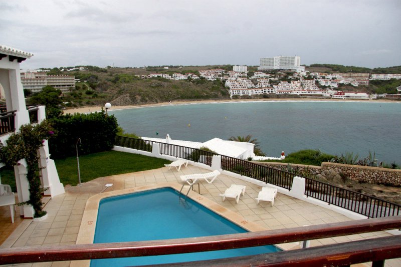 Vista desde la terraza del apartamento Arco Iris 4 ,hacia la piscina de los apartamentos y la playa.