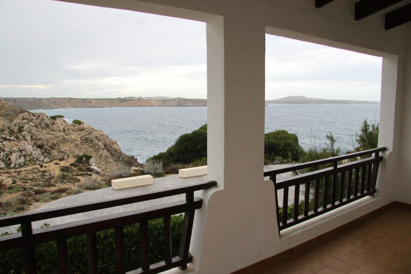 Vista desde el balcón de la terraza del apartamento Arco Iris 5, hacia la costa de Menorca