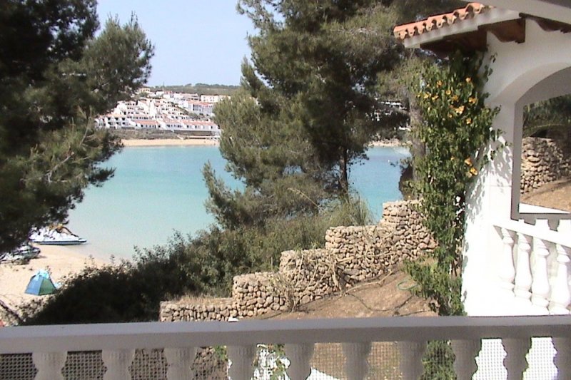 Vista desde la terraza de Jardín Playa 1 a la playa de s'Arenal d'en Castell, Menorca.