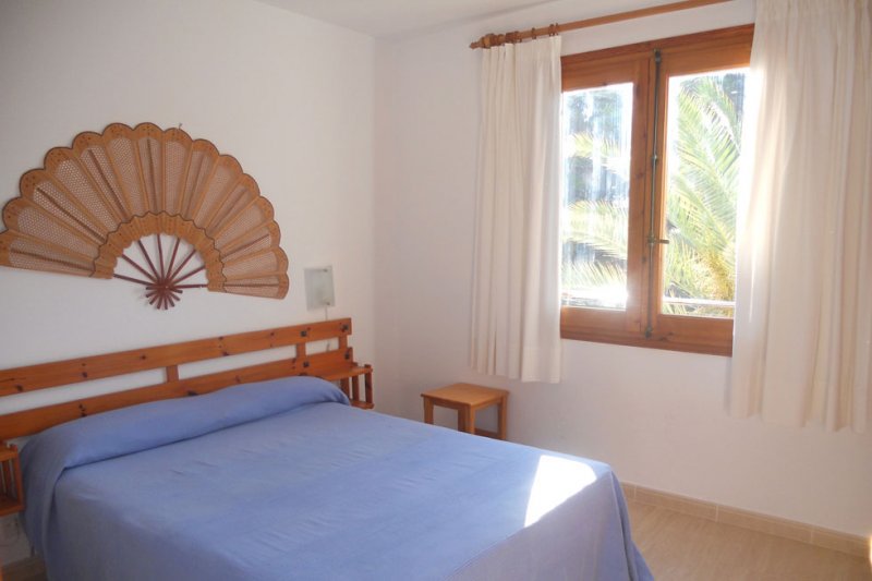 Bedroom with double bed of the Jardín Playa 1 apartment.