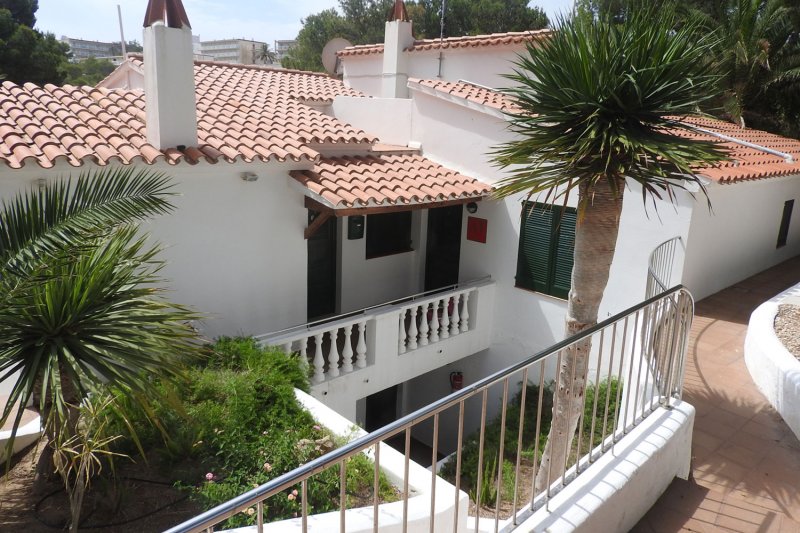 Entrades als apartaments Jardín Playa a Menorca.