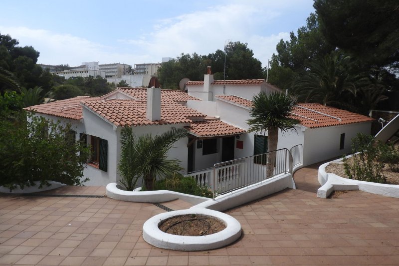 Recinto del complejo de apartamentos Jardín Playa, cercanos a la playa de s'Arenal d'en Castell.