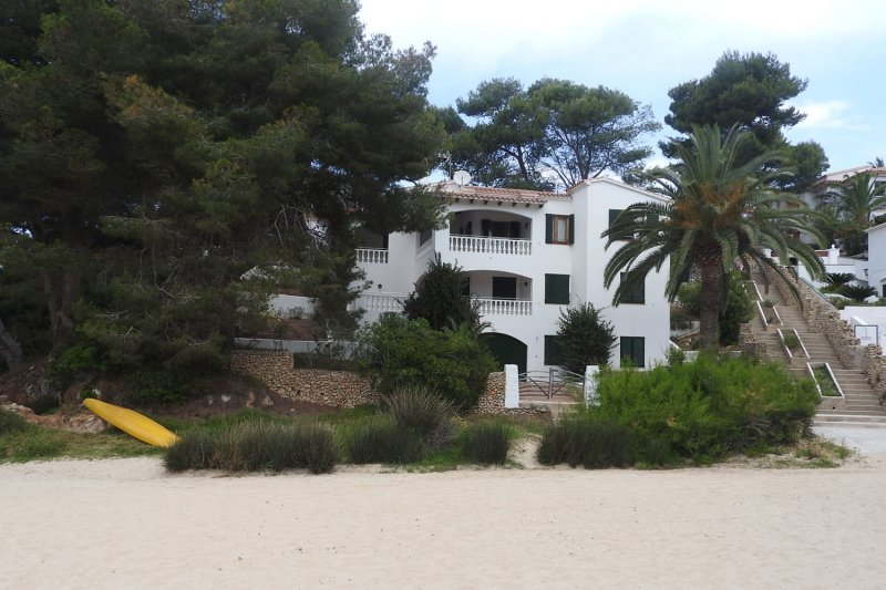És un lloc idoni per venir en família i tenir una platja propera a la illa de Menorca.