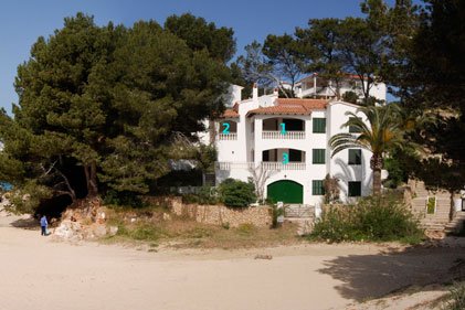 Dispone de tres apartamentos que completa el conjunto de Jardín Playa, cerca de s'Arenal d'en Castel