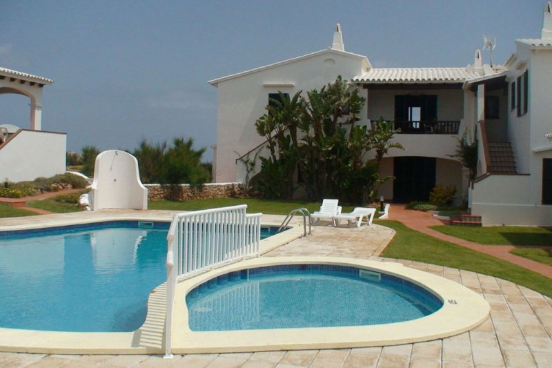 Preciosa piscina del conjunt d'apartaments de Rocas Marinas