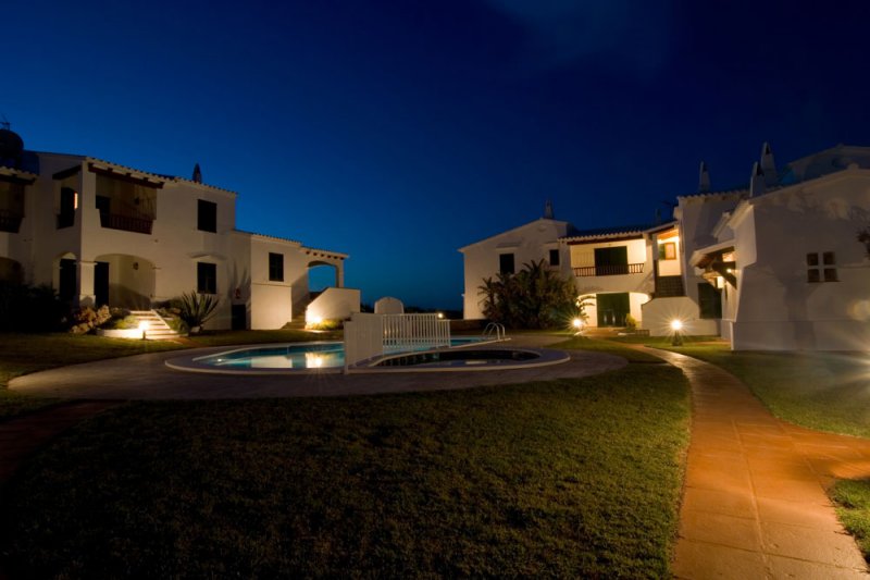 Enclosure of the Rocas Marinas apartments at night and with very good lighting.