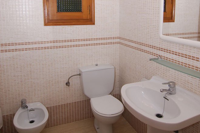 Bathroom of the Jardín Playa 1 apartment.