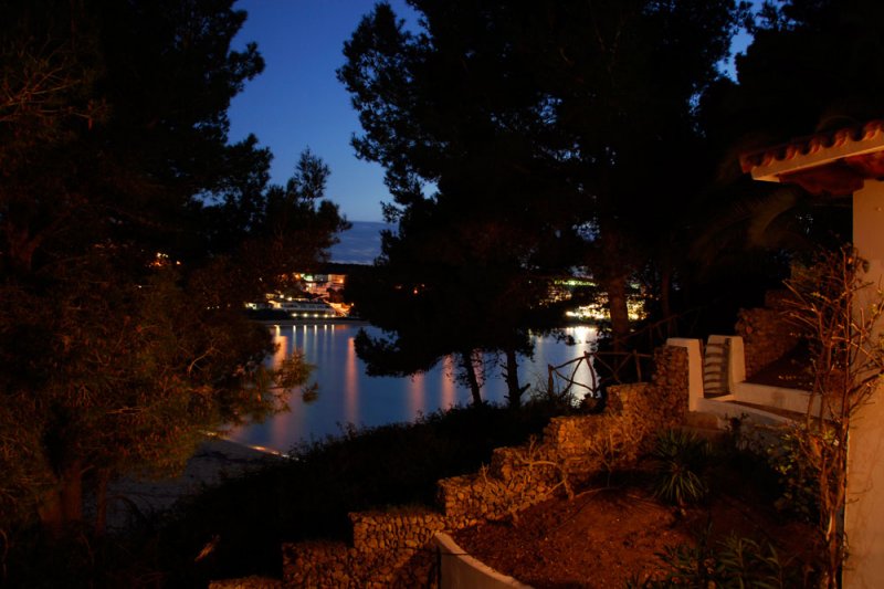 Vista nocturna a Menorca, de s'Arenal d'A Castell des de Jardín Playa 1.