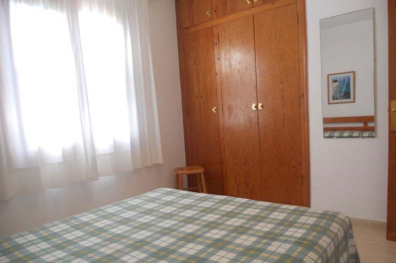 Bedroom with double bed and wardrobe of the apartment Jardín Playa 3.
