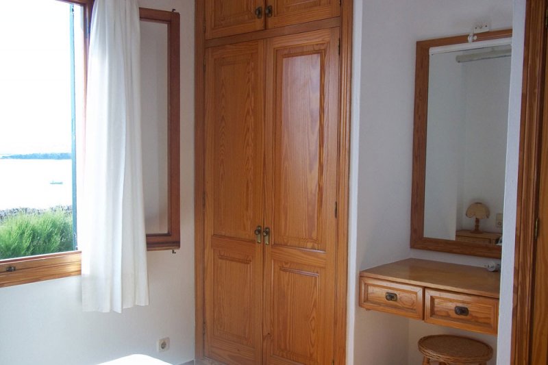 Armari i tauleta amb mirall de l'habitació individual de Rocas Marinas 1.
