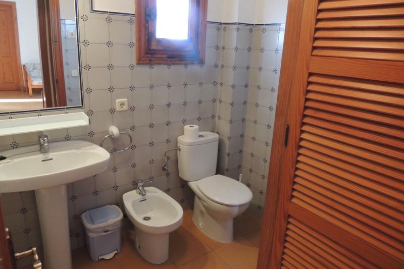 Bathroom and toilet of the Rocas Marinas 2A apartment.