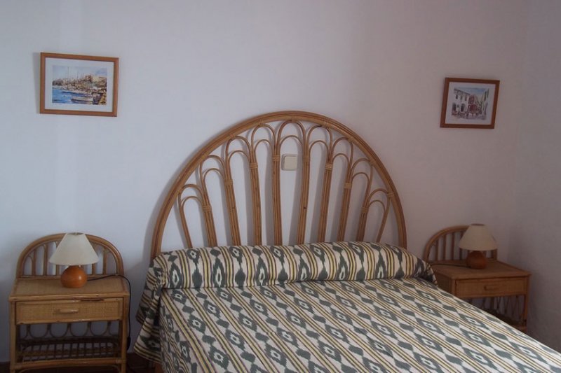 Dormitorio con cama de matrimonio del apartamento Rocas Marinas 3.
