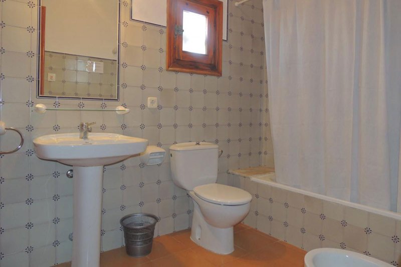 Toilet and bathroom of the Rocas Marinas 3 apartment.