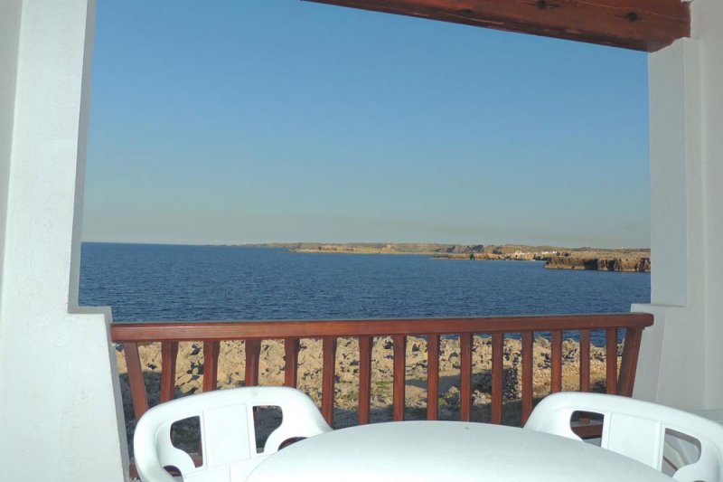 Vistas desde la terraza a la costa de Menorca, desde el apartamento Rocas Marinas 4R.